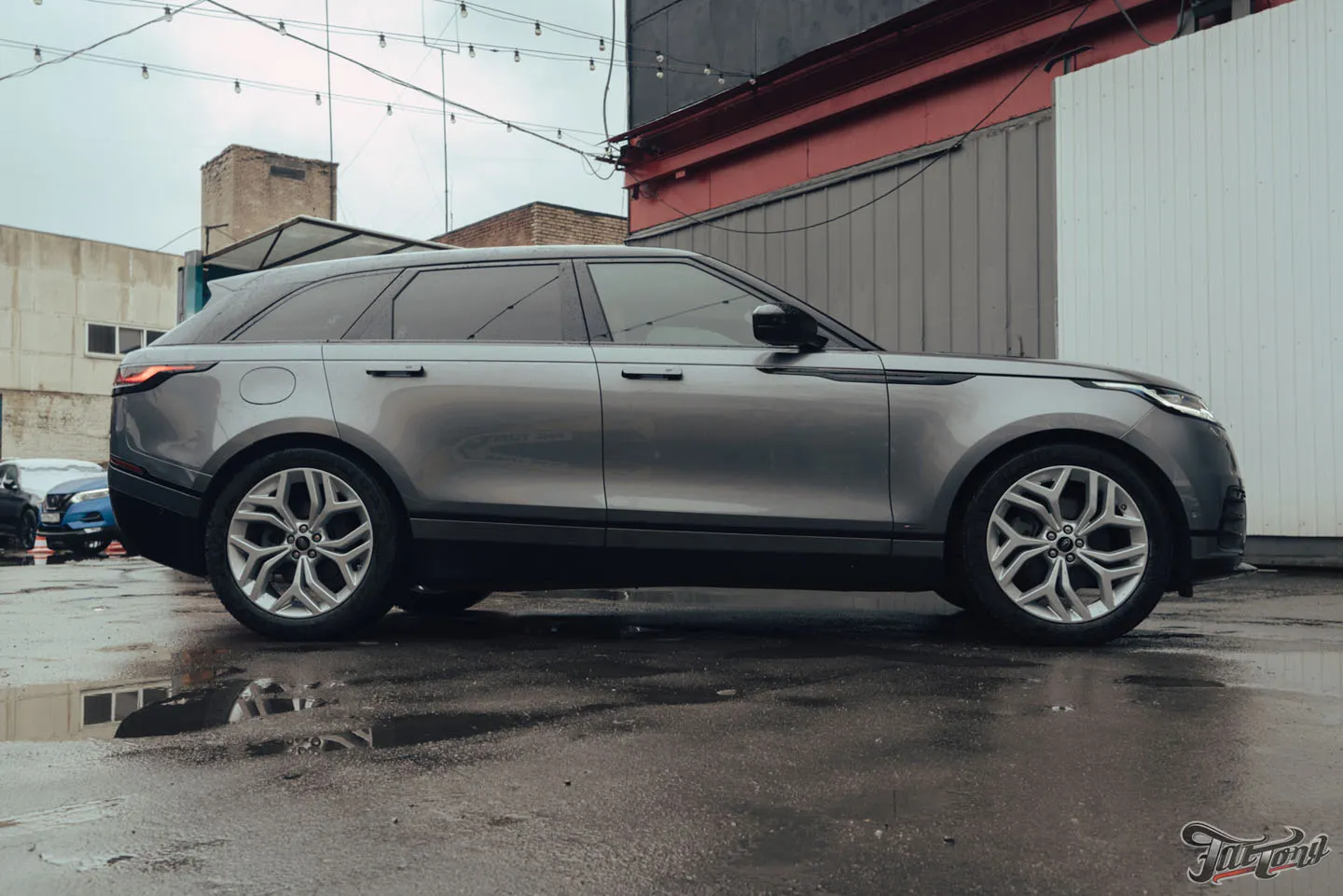 Окрас дисков, суппортов и насадок выхлопа на Range Rover Velar
